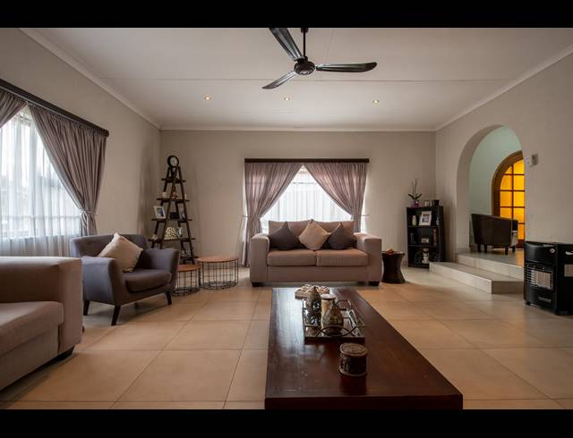 3 BEDROOM FREEHOLD SOLD IN MULBARTON